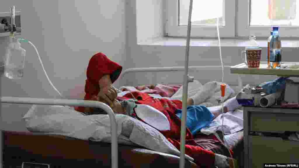 Medicii spun că pacienții care au o evoluție bună o perioadă de timp suferă o degradare bruscă a stării de sănătate pentru că fac tromboembolism pulmonar, accidente vasculare sau infarct.