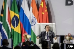 Виконавчий голова Державної мережевої корпорації Китаю Баоан Сінь виступає під час бізнес-форуму на полях саміту БРІКС у Йоганнесбурзі. ПАР, 22 серпня 2023 року