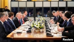 Президент США Дональд Трамп и члены его администрации (слева) напротив лидеров пяти центральноазиатских стран. Вашингтон, 6 ноября 2025 года
