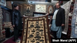 یک تخت قالین افغانستان حین نمایش از سوی یکی از تجاران قالین