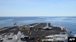 تصویر آرشیوی از برخاستن یک جنگنده اف۱۸ از روی ناو جرالد فورد