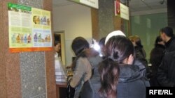 Люди стоят у касс в банке. Иллюстративное фото.  