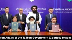 له ښي لوري ولاړ: د ازبکستان د بهرنیو چارو وزیر بختیار سیدوف، د طالبانو د حکومت د بهرنیو چارو وزیر امیر خان متقي او د پاکستان د بهرنیو د بهرنیو چارو وزیر اسحاق ډار په کابل کې د ټرانس افغان اورګاډي د پروژې یوې موافقې لاسلیک پر مهال - د جولای ۱۷مې انځور.