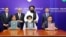 له ښي لوري ولاړ: د ازبکستان د بهرنیو چارو وزیر بختیار سیدوف، د طالبانو د حکومت د بهرنیو چارو وزیر امیر خان متقي او د پاکستان د بهرنیو د بهرنیو چارو وزیر اسحاق ډار په کابل کې د ټرانس افغان اورګاډي د پروژې یوې موافقې لاسلیک پر مهال - د جولای ۱۷مې انځور.