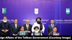 وزیر امور خارجهٔ حکومت طالبان، امیر خان متقی، وزیر امور خارجهٔ پاکستان، اسحاق دار، و وزیر امور خارجهٔ ازبیکستان، بختیار سیدوف، مقام‌های سه کشور توافق‌نامهٔ بررسی امکان‌سنجی خط آهن را در کابل امضا کردند