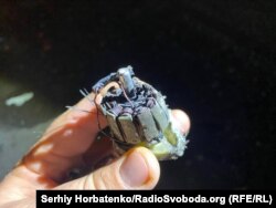 Залишки двигуна російського FPV-дрона на оптоволокні у Краматорську