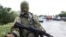 Пророссийский боевик у контрольно-пропускного пункта на дороге к Донецкому аэропорту, сентябрь 2014 года (иллюстративное фото)
