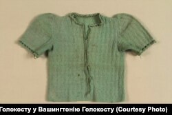 Зелений светрик Кристини Хіґер, який зберігається у Вашингтонському музеї Голокосту