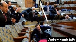 Луѓето се засолнуваат во галеријата на Домот, додека демонстрантите се обидуваат да влезат во американскиот Капитол во Вашингтон. 6 јануари 2021 година.