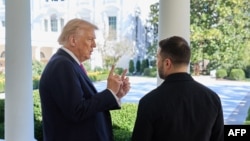 Владимир Зеленский, раисҷумҳури Украина (рост) бо президенти Амрико Доналд Трамп (чап). Вашингтон, рӯзи 17-уми октябри 2025