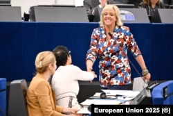 Бельгійська євродепутатка Гільде Ваутманс тисне руку єврокомісарці з питань політики розширення Марті Кос. Поряд – верховна представниця ЄС з питань безпеки та зовнішньої політики Кая Каллас. Кос і Каллас також взяли участь у дебатах щодо України