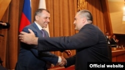 Владимир Константинов поздравляет Сергея Аксенова с избранием на пост российского главы Крыма. Симферополь, 9 октября 2014 года