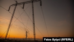 Илустративна фотографија. Косово - Чад од косовските електрани на јаглен во Обилиќ, во близина на Приштина. Северна Македонија периодов набави јаглен од Косово за производство во РЕК Осломеј.