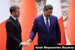 Президент Франції Емманюель Макрон з президентом Китаю Сі Цзіньпіном після церемонії підписання угод та контрактів у Домі народних зборів у Пекіні під час триденного візиту Макрона до Китаю, 4 грудня 2025 року