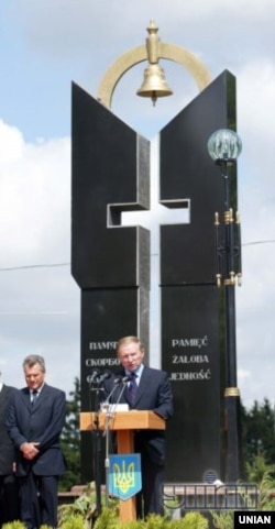 Тодішні президенти України та Польщі Леонід Кучма та Олександр Квасневський на відкритті пам’ятника українсько-польського примирення у селі Павлівка Волинської області, 11 липня 2003 року