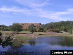 Лужне (Щелочное) озерце із зруйнованою насосною станцією