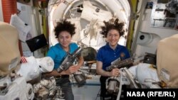 Джесика Миър (вляво) и Кристина Кук