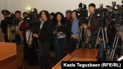 &#x416;&#x443;&#x440;&#x43D;&#x430;&#x43B;&#x438;&#x441;&#x442;&#x44B; &#x432; &#x437;&#x430;&#x43B;&#x435; &#x441;&#x443;&#x434;&#x430; &#x432;&#x43E; &#x432;&#x440;&#x435;&#x43C;&#x44F; &#x43E;&#x433;&#x43B;&#x430;&#x448;&#x435;&#x43D;&#x438;&#x44F; &#x43F;&#x440;&#x438;&#x433;&#x43E;&#x432;&#x43E;&#x440;&#x430; &#x43F;&#x43E; &#x443;&#x433;&#x43E;&#x43B;&#x43E;&#x432;&#x43D;&#x43E;&#x43C;&#x443; &#x434;&#x435;&#x43B;&#x443;. &#x410;&#x43B;&#x43C;&#x430;&#x442;&#x44B;, &#x43D;&#x43E;&#x44F;&#x431;&#x440;&#x44C; 2013 &#x433;&#x43E;&#x434;&#x430;.