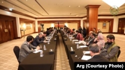 ولسمشر غني په قطر کې د افغان حکومت له پلاوي سره وکتل