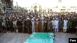 د ایران په قم ښار کې د پاکستانیو شییعه ګانو جنازې وشوې چې په شام جګړه کې وژل شوي ول