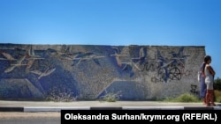 Мозаика на автобусной остановке по трассе Симферополь-Евпатория