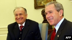 George Bush și fostul președinte al României Ion Iliescu în Biroul Oval, la Casa Albă, 28 octombrie 2003