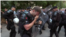 Policija u opremi za razbijanje demonstracija na protestu 8. jula 2025. je koristila i hemijska sredstva 
