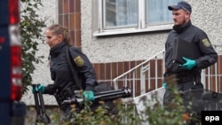 Polițiști germani ies dintr-un complex de apartamente la Pausdorf, Leipzig, 10 octombrie 2016