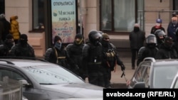 Люди в темному одязі в складі групи силовиків, Мінськ, 1 листопада 2020 року