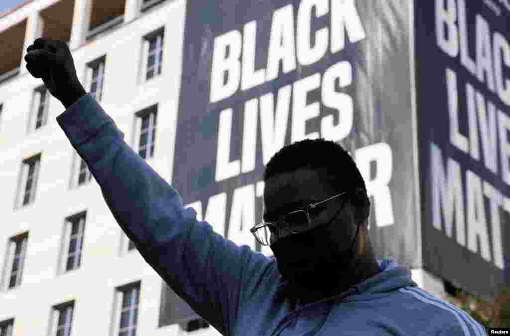 Бруталното убиство на Флојд за време на рутинско апсење на улиците на Минеаполис беше повод за протести ширум Америка и ширум светот против полициската бруталност и расна нееднаквост во САД.