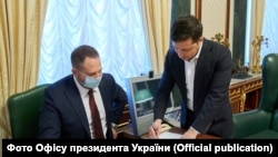Андрій Єрмак (ліворуч) і Володимир Зеленський в Офісі президента