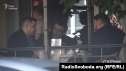 Народний депутат Одександр Грановський, старший партнер фірми FCLex Віктор Барсук та нинішній адвокат Романа Насірова Олег Маліневський у ресторані Gorchitsa в Києві влітку 2016 року