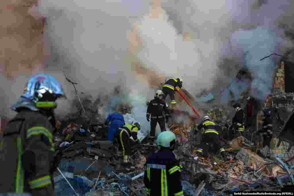 Halas edijiler rus hüjüminiň bolan ýerinde harabalygyň aşagynda adamlary gözlemegi dowam etdirýärler. Häkimiýetler ölenleriň arasynda dürli ýaşdaky dört çaganyň bardygyny aýdýarlar.