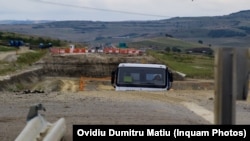 Contractul firmei Salini pe lotul 3 din austrada Lugoj - Deva a fost reziliat în 2016, după ce o porţiune de drum s-a surpat. Cheltuilelile pentru refacerea lucrărilor au fost suportate de Direcţia Regională de Drumuri.