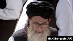 Hard-line cleric Sufi Muhammad addressed his supporters in Mingora, capital of the Swat district, in April 2009. (file photo)