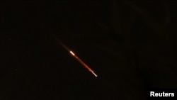 Obiecte observate pe cer deasupra Ierusalimului, după atacul iranian cu drone și rachete împotriva Israelului.