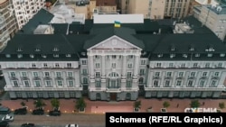 Між тим, роботодавець Андрія Наумова – Служба безпеки України – робить усе, щоб українське суспільство ніколи не побачило його декларацій