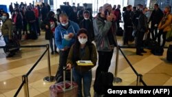 Заради повишаването в броя на заразените у нас редица страни въведоха ограничения за пристигането на българи на тяхна територия