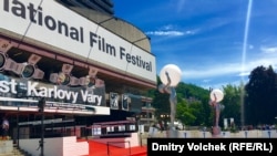 У відкритому листі до орагнізаторів фестивалю Євген Перебийніс наголосив, що не бачить вагомих аргументів, чому фільм «Капитан Волкогонов бежал» внесений до програми фестивалю