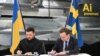Прем’єр-міністр Швеції Ульф Крістерссон і президент України Володимир Зеленський підписують лист про наміри щодо розвитку повітряних можливостей, Швеція, 22 жовтня 2025 року