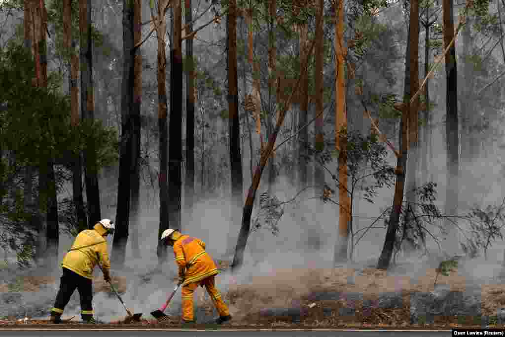 Волонтеры борются с огнем в городе Улладулла. Для тушения пожаров в малонаселенной местности в Австралии привлекают добровольцев, за 10 дней работы они получают около 210 долларов