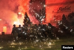 Protestatarii au aruncat cu artificii în forțele de ordine la Belgrad. 15 august 2025.