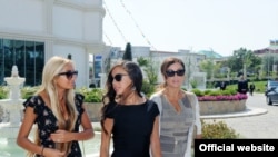 Лейла (в центре) и Арзу (слева) Алиевы с матерью