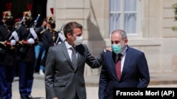 Ֆրանսիայի նախագահ Էմանյուել Մակրոնը և Հայաստանի վարչապետի պաշտոնակատար Նիկոլ Փաշինյանը, Փարիզ, 1-ը հունիսի, 2021թ.