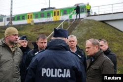 Прем’єр Польщі Дональд Туск (на фото справа) назвав підрив залізничних колій «безпрецедентним актом саботажу»