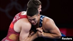 Акжол Махмудов (в синем трико) против венгерского борца Тамаша Лоринца в финале Олимпиады в Токио. 3 августа 2021 года.