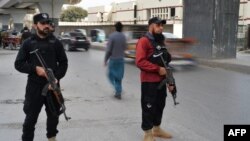 په پېښور کې پولیس سرتېري پر سړک پهره کوي - انځور له ارشیفه. 