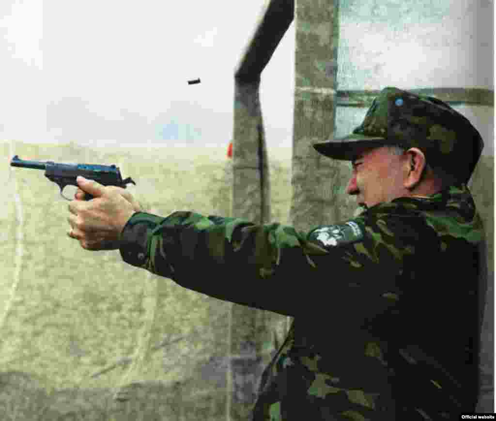 Нурсултан Назарбаєв, будучи президентом Казахстану, стріляє з пістолета. Місце і час невідомі