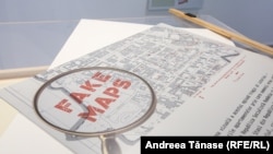 Panouri din cardul expoziției „FAKE MAPS/HĂRȚI FALSE/FALSCHE KARTEN”.