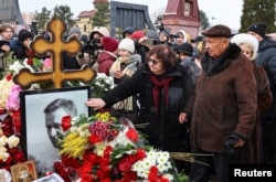 Родители Алексея Навального на его могиле в годовщину смерти политика 16 февраля 2025 года